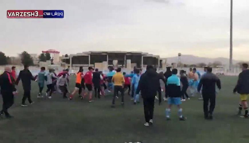  زد و خورد شدید میان تیم مهدوی‌کیا و پیکان در زمین 