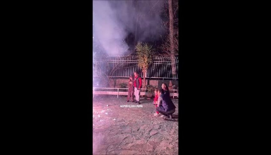 چهارشنبه سوری خانوادگی شاهرخ استخری و ذوق کردن زیاد بچه هایش 