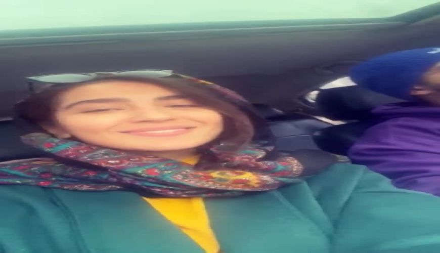 همخوانی با احساس مونا کرمی و برادرش مجید در ماشین 