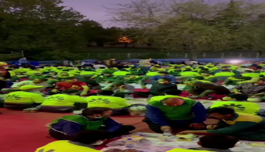 دورهمی پاکبان‌های زحمتکش برای افطاری در پارک ملت تهران 