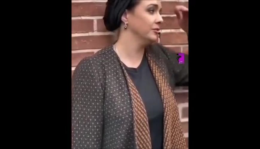 ترانه علیدوستی در حال عکس گرفت با طرفدارانشان