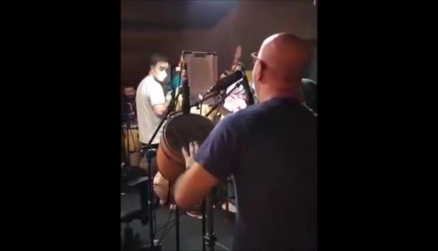 لحظاتی از پشت‌صحنه آوازخوانی جناب خان در خندوانه