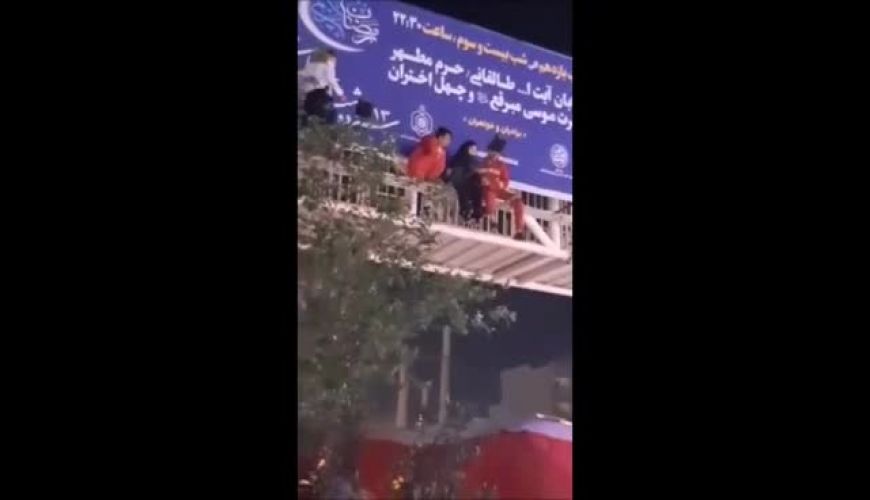 لحظه پریدن دختر جوان که قصد خودکشی داشت ، از پل عابر پیاده 