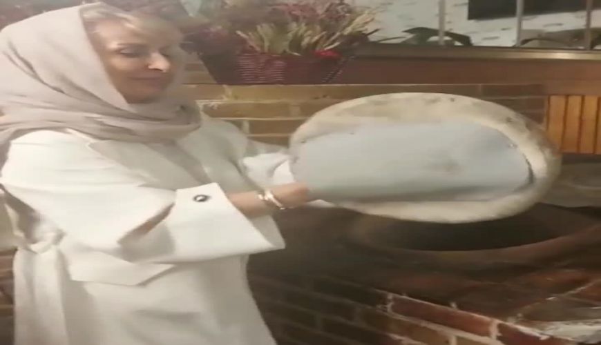 نان پزی مرجانه گلچین همراه با شهره لرستانی در خانه رابعه اسکویی