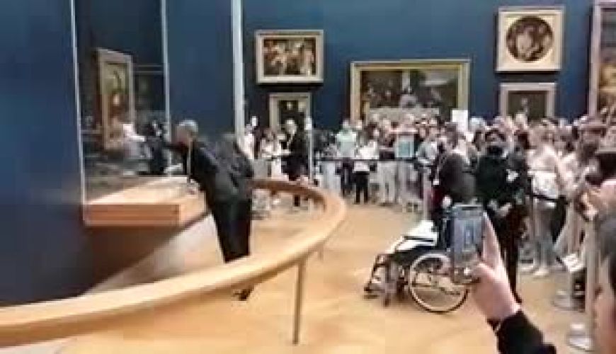  حمله به تابلوی مونالیزا با کیک خامه‌ای در موزه لوور