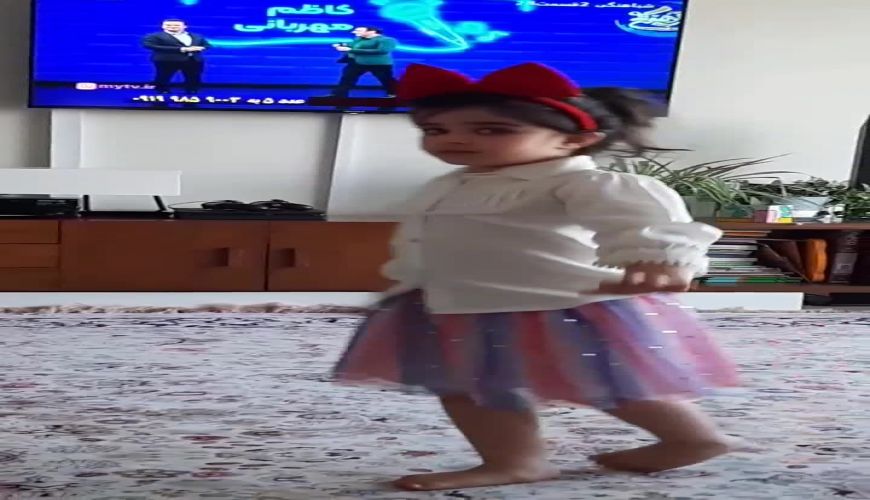 هنرنمایی هانا پاک نیت با تیپ مجلسی برای پدر بزرگش مادری اش