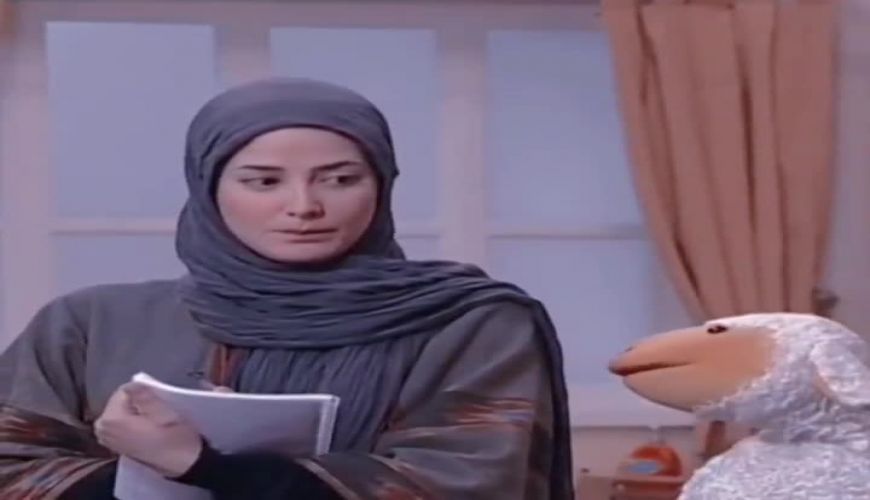 طناز طباطبایی در حال یادگیری زبان انگلیسی با معلمی خاص