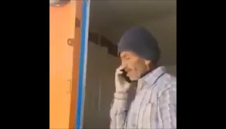 انگلیسی صحبت کردن مردی در کوه دماوند که قاطر اجا ره میده!