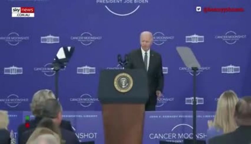 گاف بايدن در فراموش کردن مسير خروج از سخنرانی