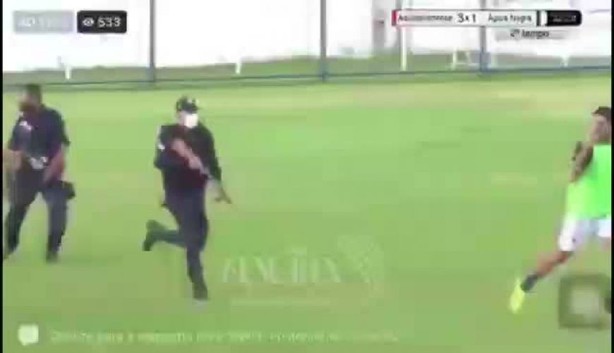 تعقیب یک فوتبالیست در زمین با اسلحه توسط پلیس!