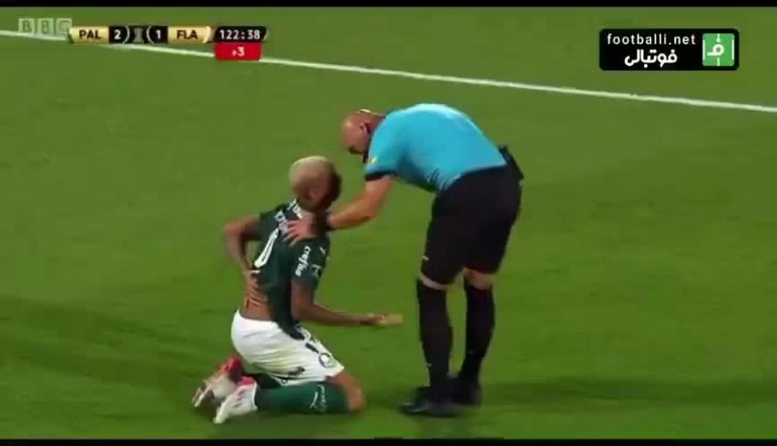 مصدومیت بازیکن با ضربه مشت داور!