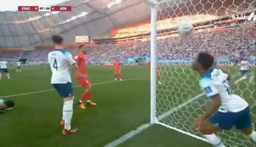 لحظه برخورد شدید و سر به سر شدن بیرانوند و مجید حسینی