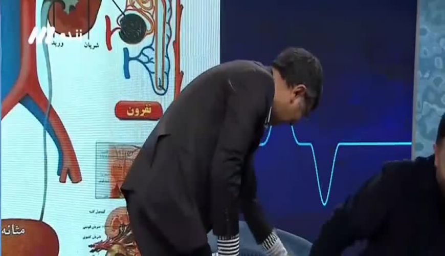 لحظه افتادن مجری شبکه سه از روی صندلی وسط برنامه زنده!