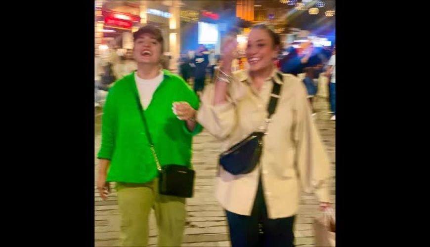 تیپ عجیب و غریب نرگس محمدی و خواهرش در خیابان های استانبول