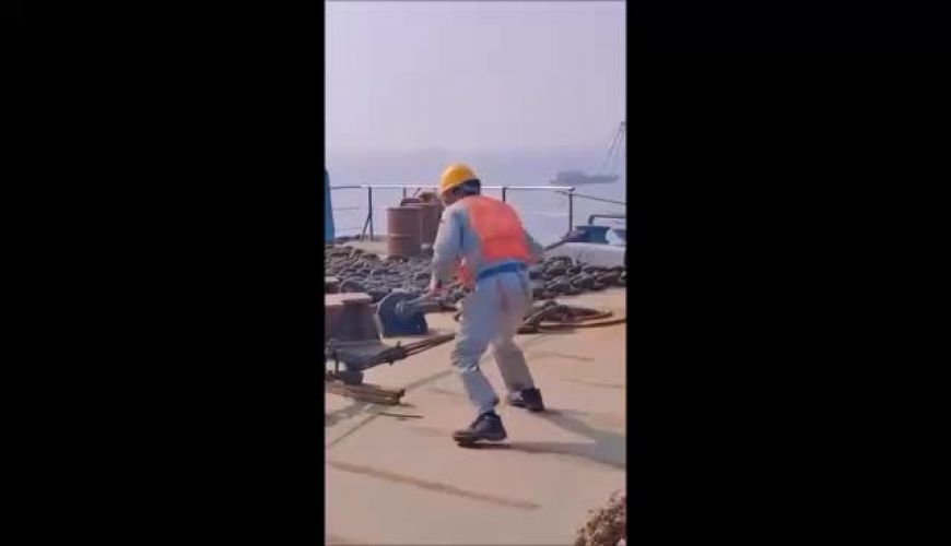 لحظۀ ترسناک و باورنکردنیِ آزاد کردن لنگر یک کشتی تجاری