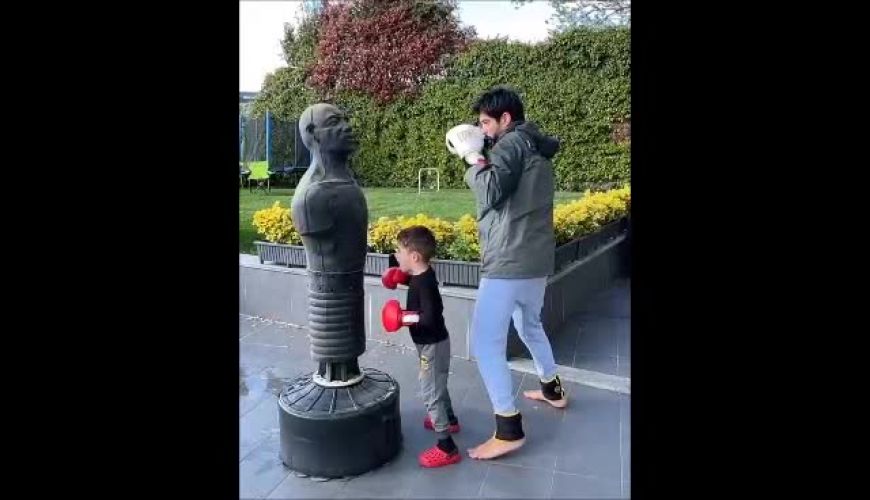 تمرین بوکس پدر پسری بازیگر ترکیه و پسرش در پارک 