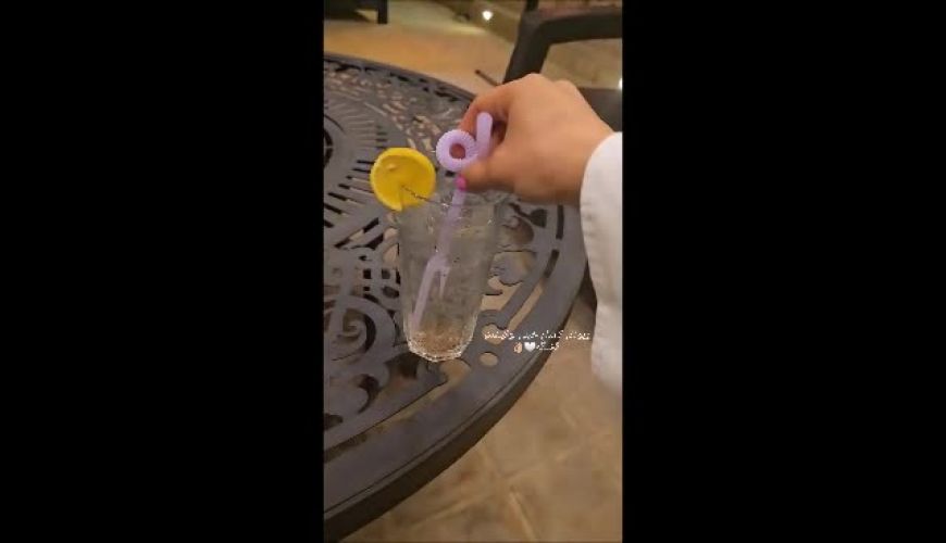 تصاویر جذاب مینا مختاری از سفرش به کاشان / لذت خوردن میکس عرقیجات کاشان 