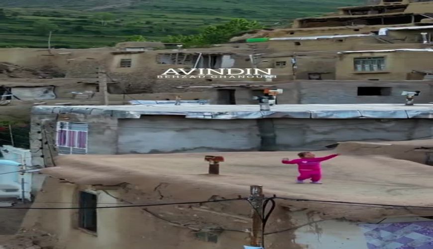 پشت بام خانه یک دختربچه روستایی مرندی شکار دوربین عکاسان شد 
