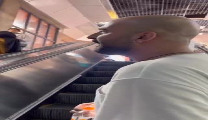 خوانندگی یک جوان با صدای فوق العاده در مترو  تجریش 