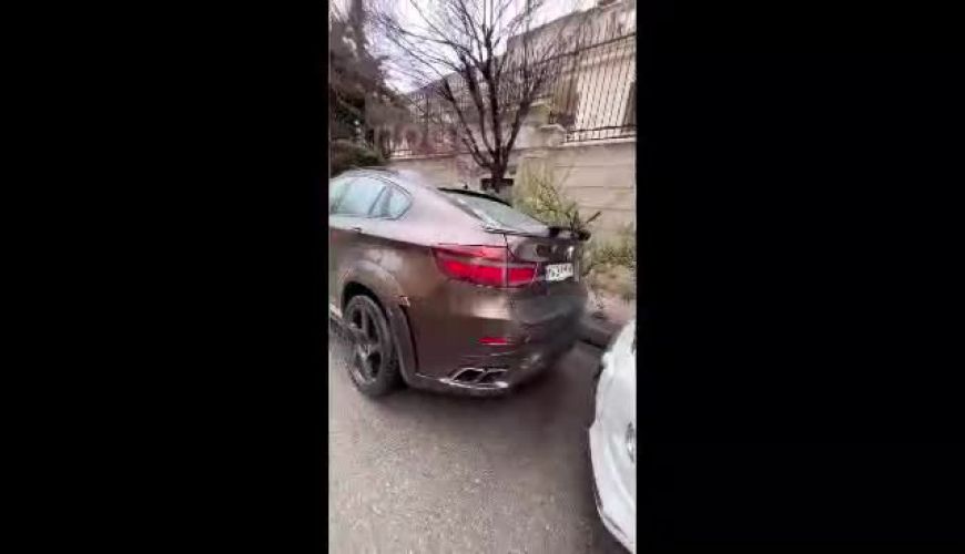 خودرو نایاب و گران قیمت رضا گلزار در خیابان شلوغ تهران شکار عکاسان شد 