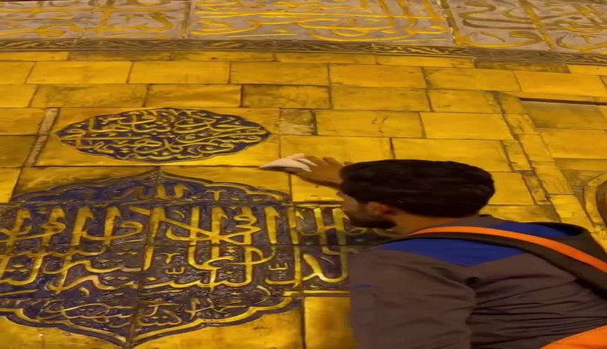 لحظه تغییر پرچم حرم امام حسین (ع) برای آغاز محرم