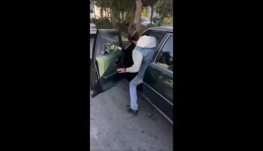 ست جین و جوان پسند شهاب حسینی موقع خرید یک ماشین با برند معروف