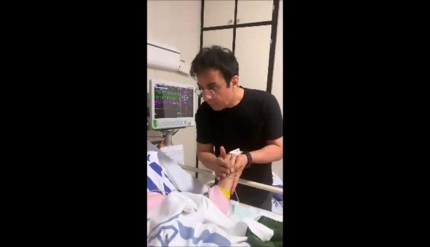 چهره غم دار عموپورنگ هنگام دیدار از مادرش در بیمارستان 