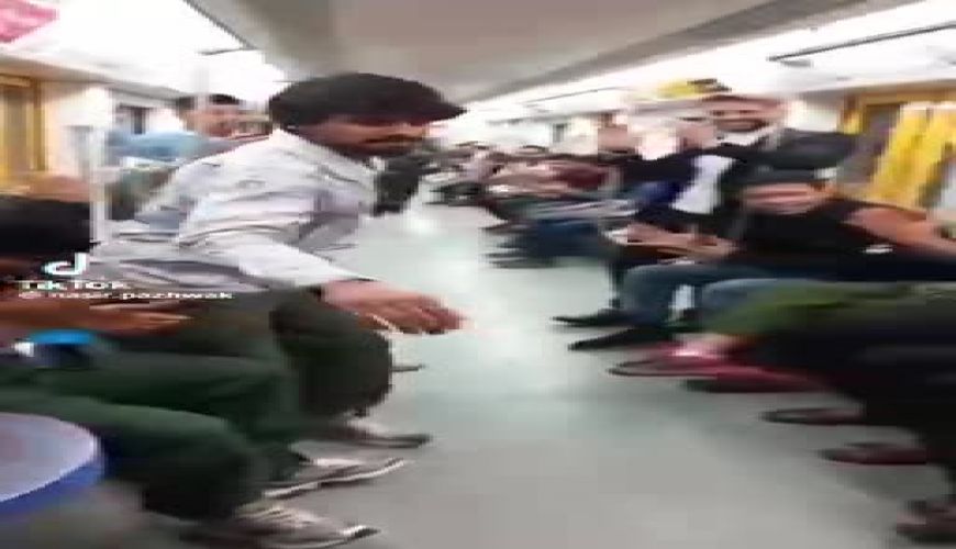 غوغای این دو پسر افغان در متروی تهران که با استقبال مسافران همراه بود