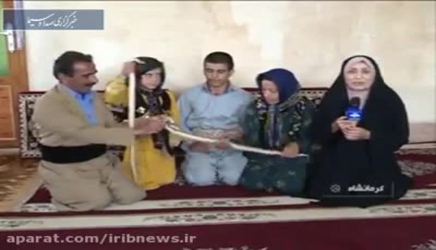 هم نشینی عجیب و غریب یک خانواده با مارها !!