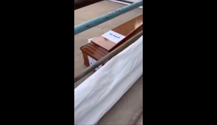 ویدیو تلخ رضا داوود نژاد از لحظه دفن مرحوم مهرجویی و همسرش 