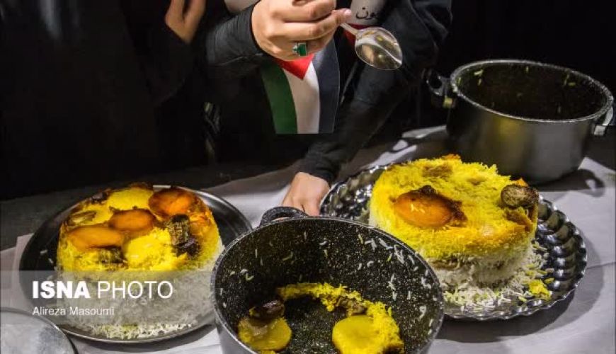 ماجرای جالب جمع شدن چند خانم مقابل دانشگاه تهران با قابلمه هایشان