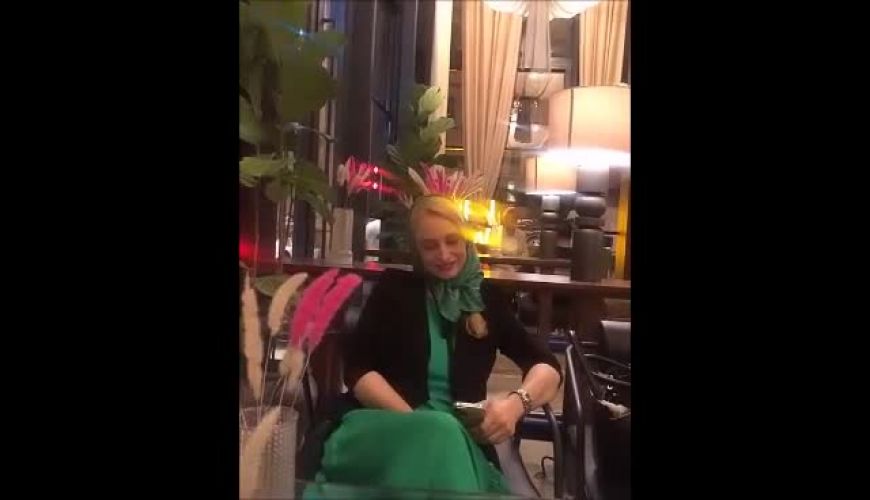 غافلگیری مریم کاویانی توسط بهترین دوستش در رستوران وقتی منتظر بود 