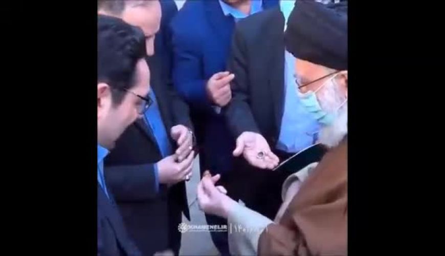 درخواست محمدرضا احمدی گزارشگر فوتبال برای گرفتن یادگاری از رهبر انقلاب