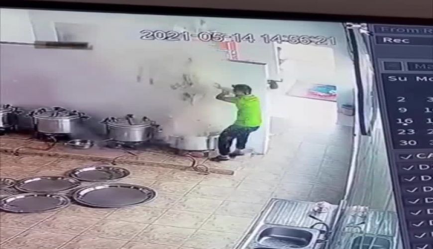 لحظه ترسناک ترکیدن دیگ زودپز در صورت آشپز ناشی