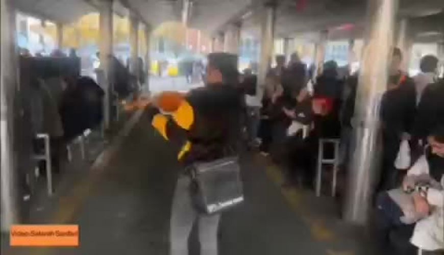  هنرنمایی پسر ۱۷ساله با ویولن در ایستگاه تاکسیرانی میدان ونک تهران