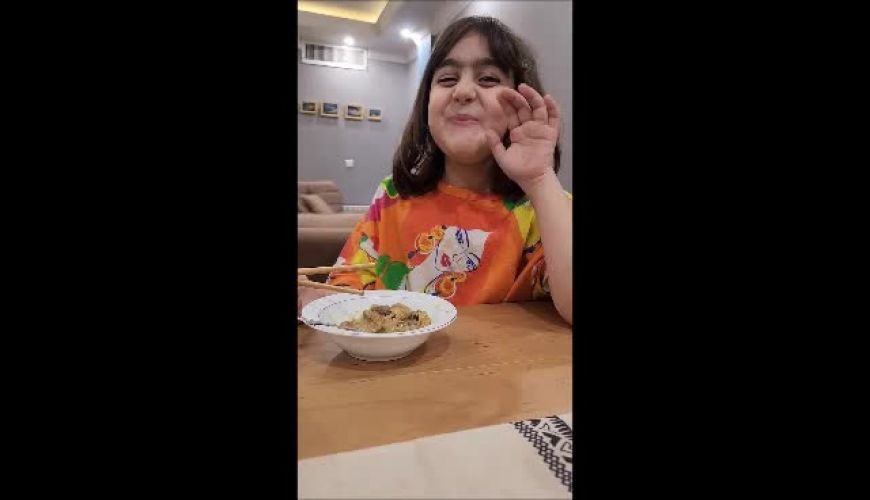 رز دختر با نمک محسن کیایی در حال خوردن سیراب شیردون با چاپ استیک