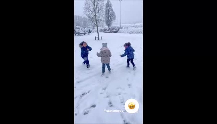 تراس با حال خانه شاهرخ استخری پوشیده از اولین برف زمستانی بلژیک