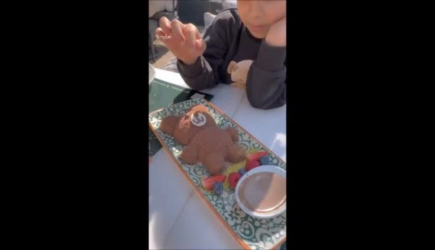 حال خوب دوران پسر سروین بیات با یک عروسک زیبا در روز تعطیل 