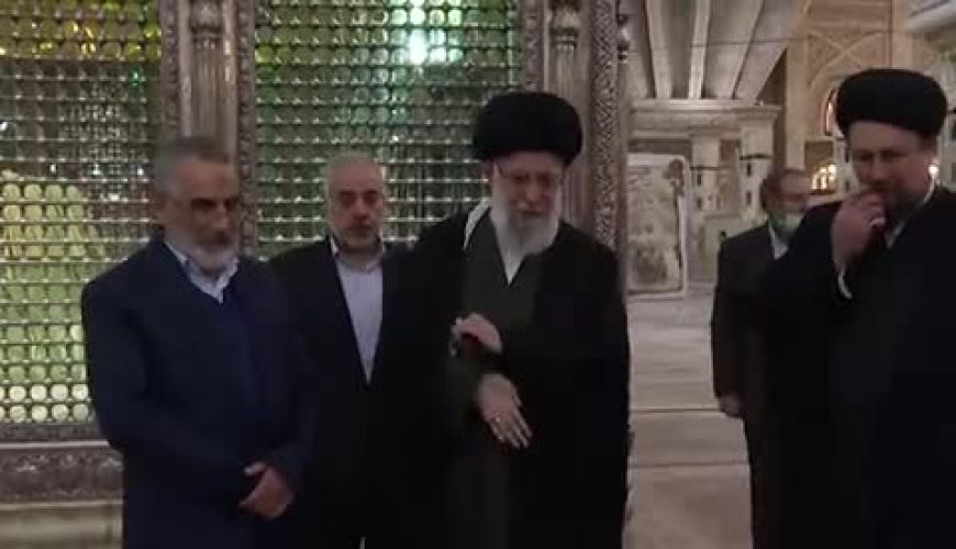 حضور رهبر انقلاب در حرم امام خمینی و گلزار شهدا 