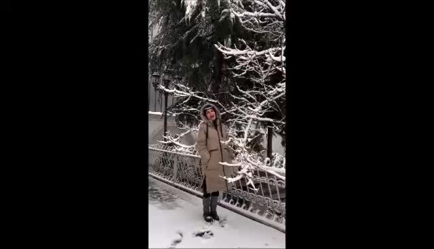 ملیکا زارعی «خاله شادونه» با استایلی متفاوت از تلویزیون در روز برفی تهران