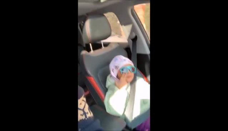 ماشین سواری ایمان قیاسی مجری عصر جدید و دخترش در خیابان های تهران