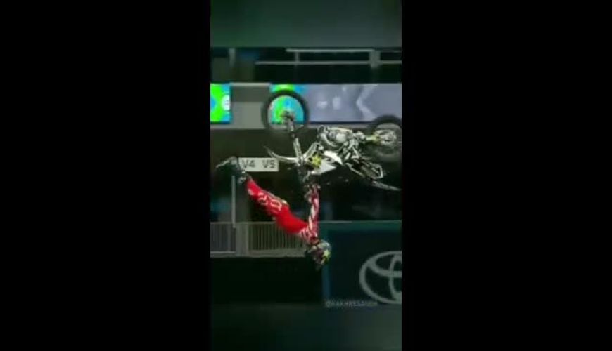 حرکات نمایشی دیدنی و هیجان‌انگیز با موتور کراس