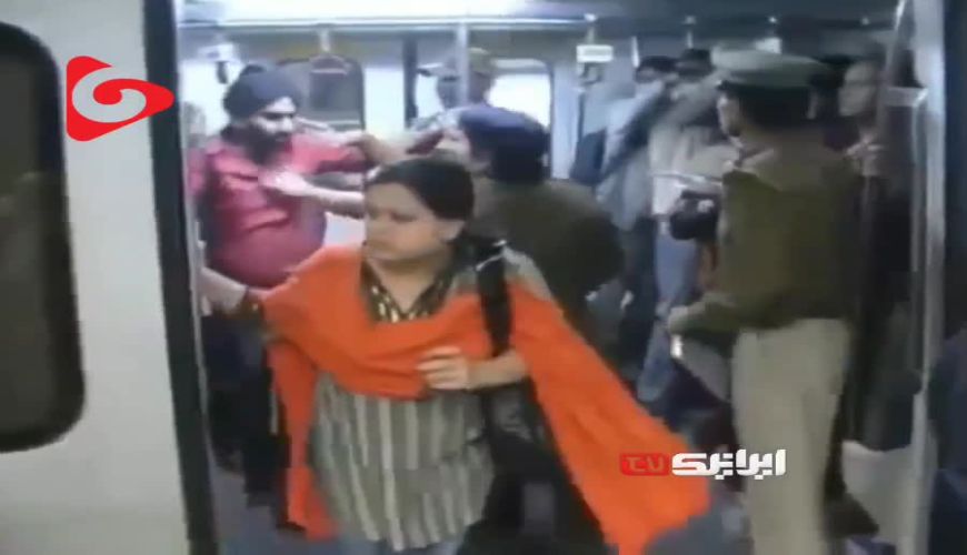  سیلی زدن پلیس هند به مردانی که در قسمت واگن بانوان در حال تردد بودند