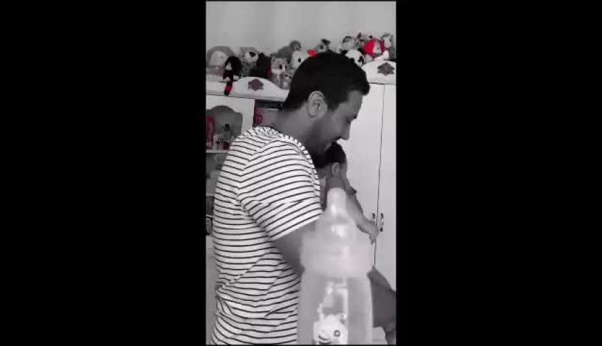 تزیین اتاق خواب نوزادی دختر شاهرخ استخری با دهها عروسک رنگارنک / ولی با سلیقه نچیده