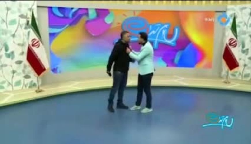 شکستن بطری شیشه روی سر مجری صداوسیما روی آنتن زنده!