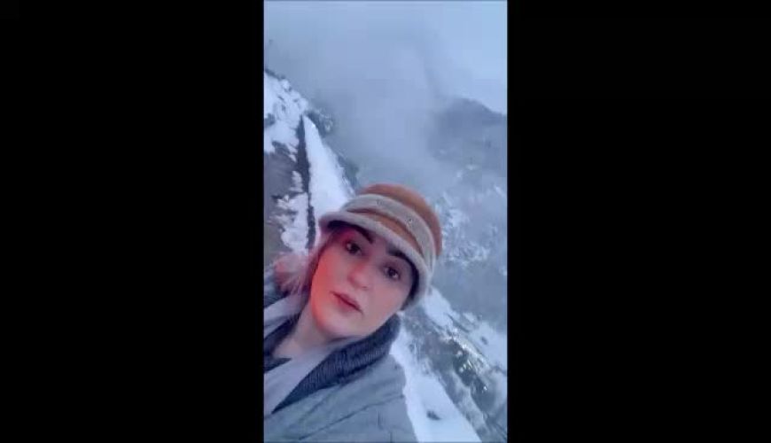 چهره عروسکی نعیمه نظام دوست با کلاه دخترانه در جاده برفی تنکابن / خیلی شیک و مزونی