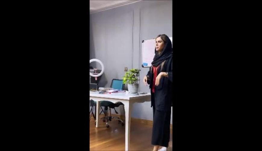 دکوراسیون شیک و لوکس دفتر کار نجمه جودکی با چیدمان ساده / با یک متن زیبای  انگیزشی