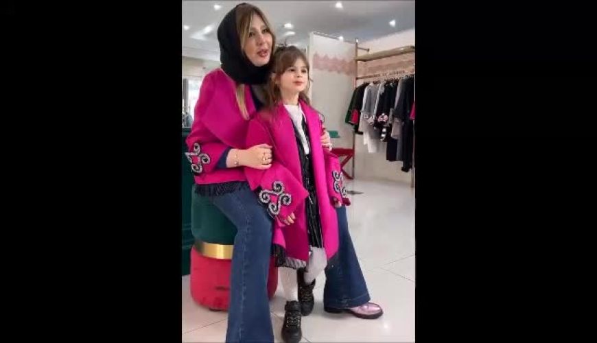 ست مادر و دختری نیوشا ضیغمی و دختر نازش به رنگ صورتی / چه بچه ناز و دلبری داره ماشاءالله