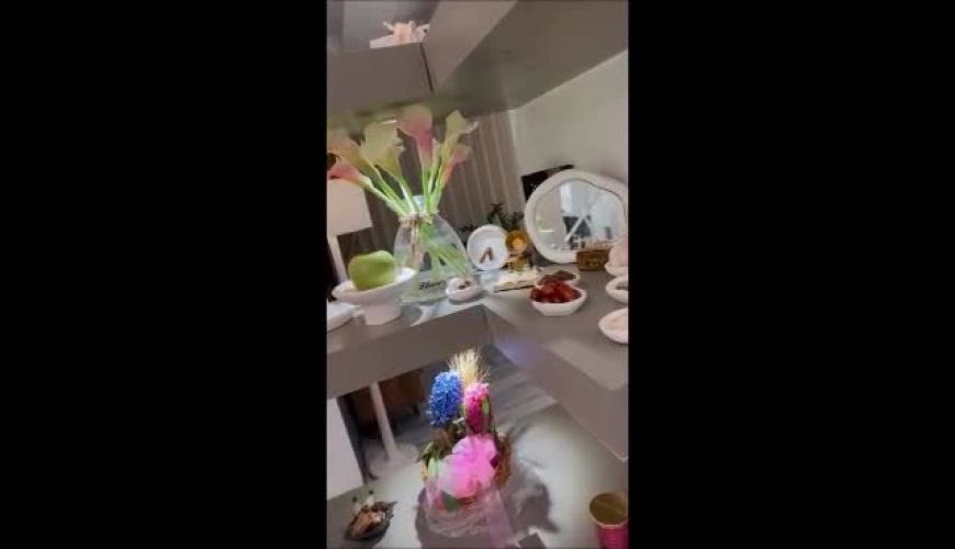 سفره هفت سین شیک و خاص نجمه جودکی با تم سفید در خانه اش / گل های زیبای شیپوری سفره جلب کرد