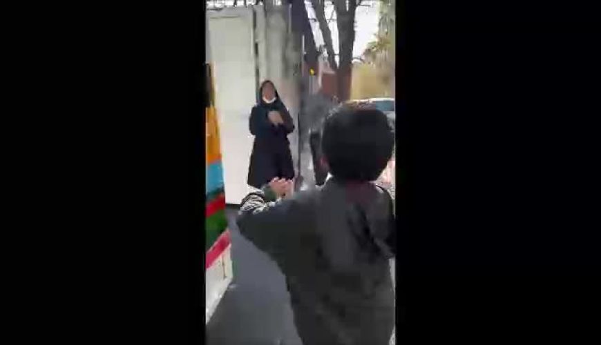 مدرسه رفتن پسر شهرام شکیبا بعد از 83 روز به مدرسه / استقبال دیدنی معلم و همکلاسی هایش